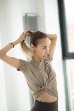 Sarışın bir kadın saçlarını ise eğitim toplama.