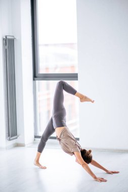 kollarında yaslanmış ve bir bacak bükme genç yetenekli atlet