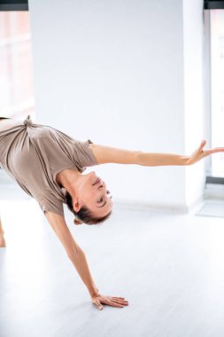 Pilates Egzersiz yaparak çekici genç kadın. Camatkarasana