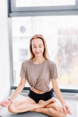 çapraz-leggeed asana. meditasyon pratik. fiziksel sağlık kavramı