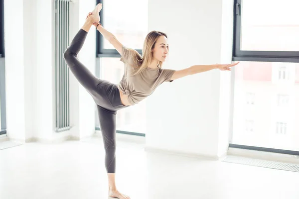 Expressinve movements of agile dancer — Stock Photo, Image