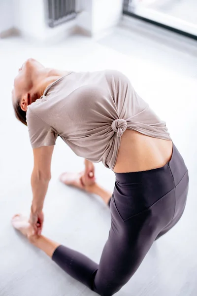 Övning för baksidan. effektiv träning för ryggvärk — Stockfoto