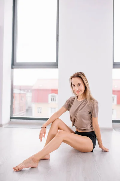 Prachtige mooie jonge vrouw die kijken naar de camera — Stockfoto