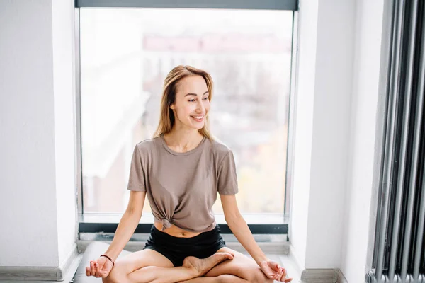 Atleta sta ridendo mentre pratica yoga — Foto Stock