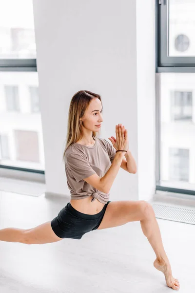 Потрясающая спортивная девушка делает упражнения для ног — стоковое фото