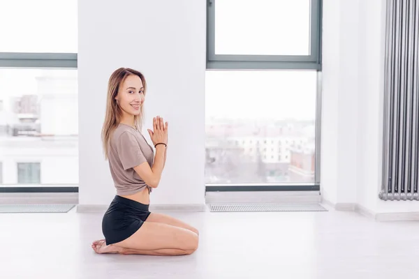 Mujer agradable en ropa deportiva descansando durante las clases de yoga — Foto de Stock