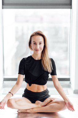 mutlu attrcative kız öğrenme lotus gülümseyen