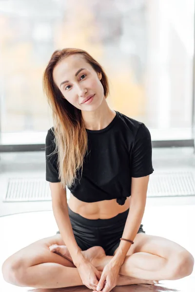 Chica en forma posando a la cámara durante las clases de yoga —  Fotos de Stock