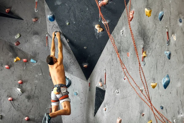 Πανοραμική άνθρωπος bouldering σε ένα εσωτερικό κέντρο αναρρίχησης. — Φωτογραφία Αρχείου