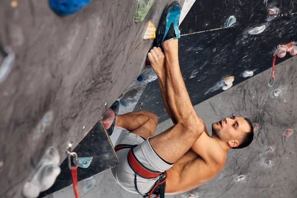 Homme grimpeur professionnel à l'entraînement intérieur au centre de bloc. — Photo