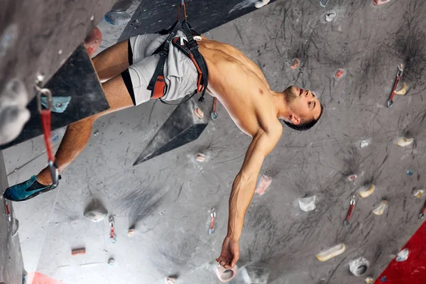 Homme grimpeur professionnel à l'entraînement intérieur au centre de bloc. — Photo