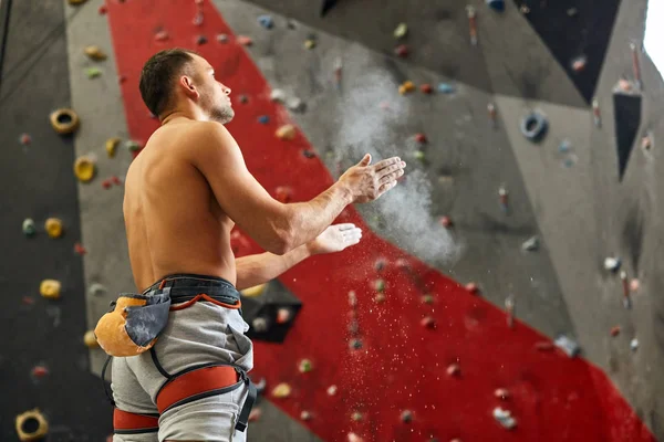 Back side of athlete man standing next to wall, ready for rock climbing. — Stock Photo, Image