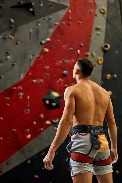 Lado posterior del atleta de pie junto a la pared, listo para escalar. — Foto de Stock