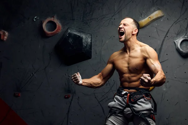 Succes concept - man schreeuwen toont kracht en spieren. Sterke klimmer. — Stockfoto