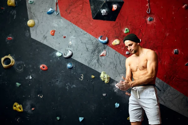 Porträtt av glad bergsklättrare i inomhus klättring gym — Stockfoto