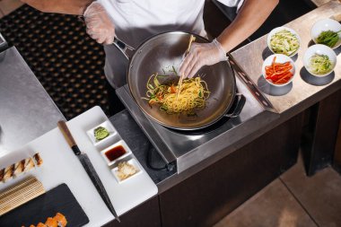 Çin noodle alma bir süreç.