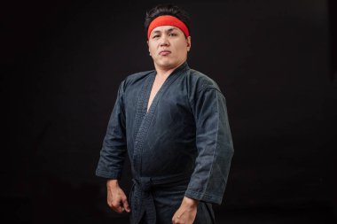 Kameraya poz şişman karate savaşçısı. Patron karate