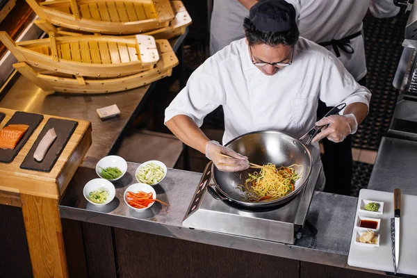 선택, 선택 잘 준비 된 국수는 행복 한 사람 — 스톡 사진