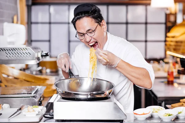 De honger van de man. Cook is uitgehongerd honger — Stockfoto