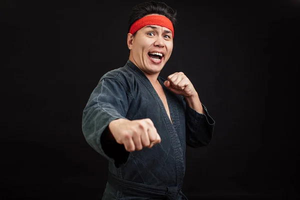 Ung asiatisk man är carzy om karate. — Stockfoto