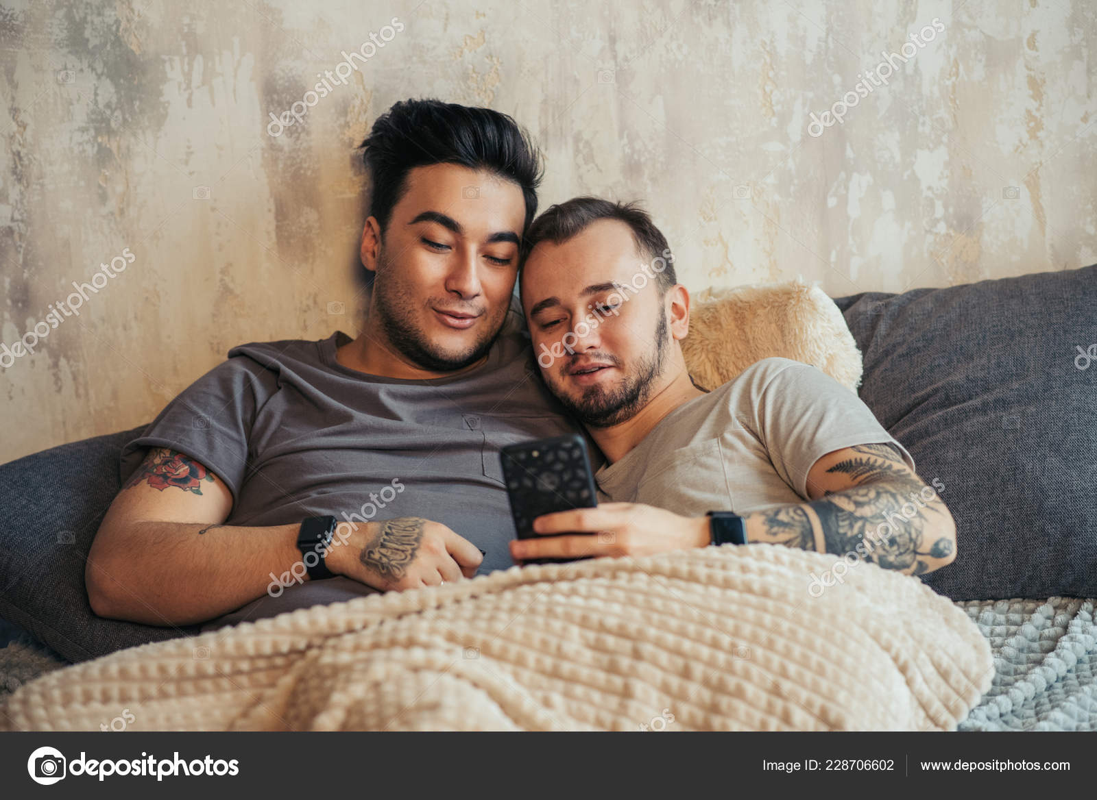 Sexe gay sur le canapé