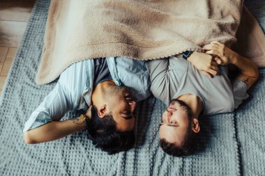 Tüylü yakışıklı uykulu adam iyi geceler öpücüğü veriyor.