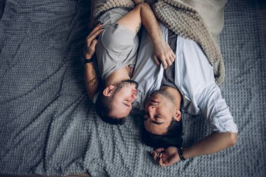 Tüylü yakışıklı uykulu adam iyi geceler öpücüğü veriyor.