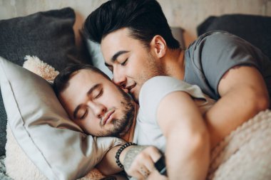 Geleneksel olmayan çiftin birlikte yatması çok keyifli.