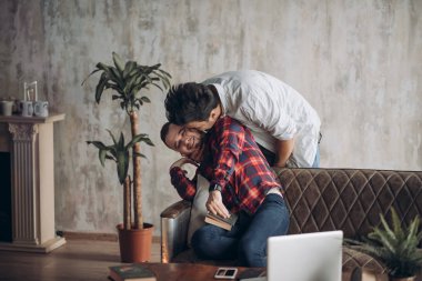 Erkek arkadaşına hediyeyle sürpriz yapan adam.