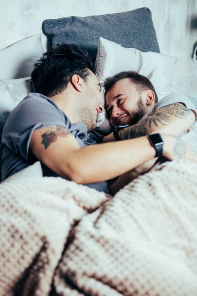 Θετικό ενθουσιασμένο μη παραδοσιακό ζευγάρι που κοιμάται μαζί — Φωτογραφία Αρχείου