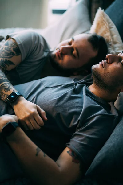 Позитивный восторг от нетрадиционной пары, которая спит вместе — стоковое фото