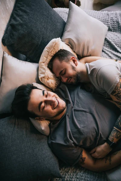 Pozitivní potěšený netradiční pár spí spolu — Stock fotografie