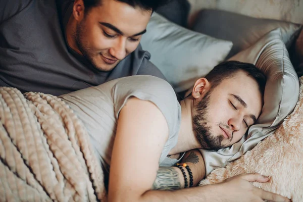 エロゲイCaucasianカップルボンディングでベッド 疲れ後に眠れない熱い夜 同性関係と家族の概念 — ストック写真