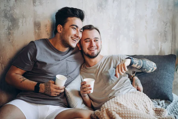 Pareja gay bebiendo leche juntos en la cocina. Concepto saludable —  Fotos de Stock