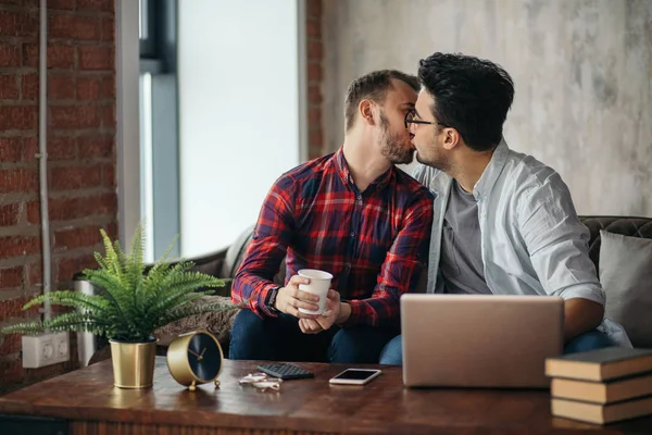 Man överraskar sin pojkvän med en present — Stockfoto