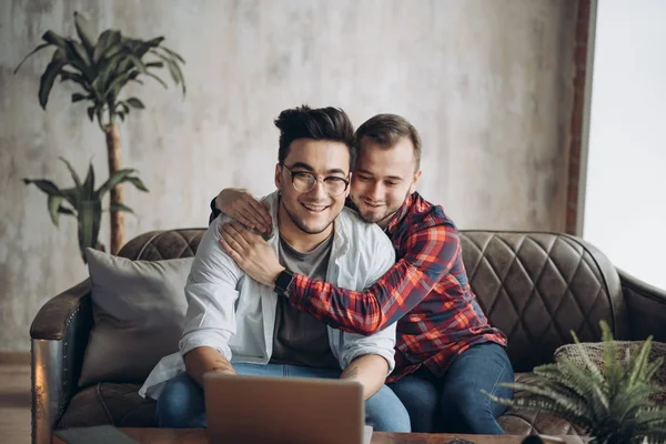 Europeo gay maschio coppia trascorrere tempo insieme bere caffè e guardando portatile — Foto Stock