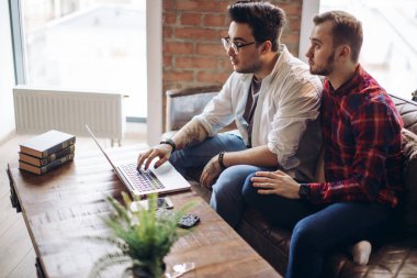 Ofis masasında çalışan eşcinsel ortaklar, ilişkiler ve iş konsepti