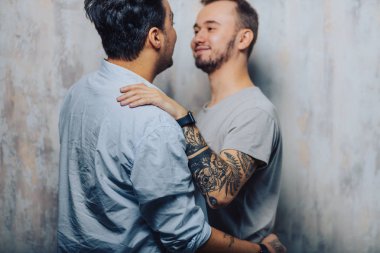 Cay çifti evde birlikte olmaktan zevk alır, birbirlerini öperler.