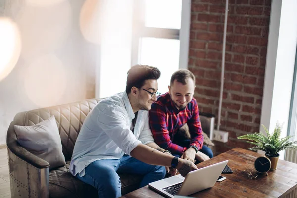 Homoseksuele partners werkzaam aan bureau, relaties en bedrijfsconcept — Stockfoto