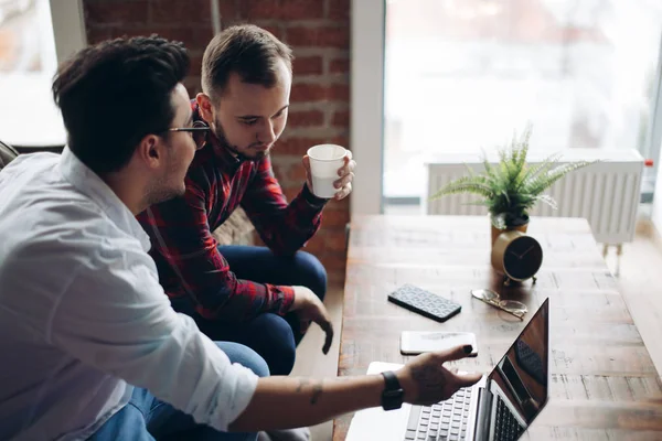 Homoseksuele partners werkzaam aan bureau, relaties en bedrijfsconcept — Stockfoto