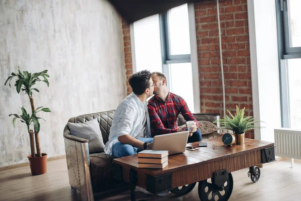 Homoseksuele partners werkzaam aan bureau, relaties en bedrijfsconcept — Stockfoto