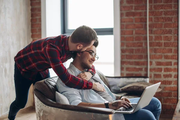 Homoseksuele partners werkzaam aan bureau, relaties en bedrijfsconcept — Stockfoto