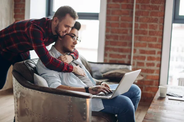 Homoseksuele partners werkzaam aan bureau, relaties en bedrijfsconcept — Stockfoto