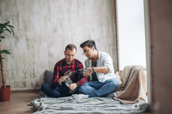 Socios homosexuales que trabajan en el escritorio de la oficina, relaciones y concepto de negocio — Foto de Stock