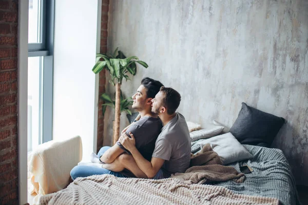 家庭でのゲイカップル,私生活の親密な瞬間 – ホモセクシャルパートナー — ストック写真