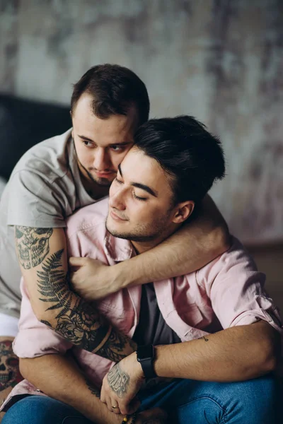 家庭でのゲイカップル,私生活の親密な瞬間 – ホモセクシャルパートナー — ストック写真