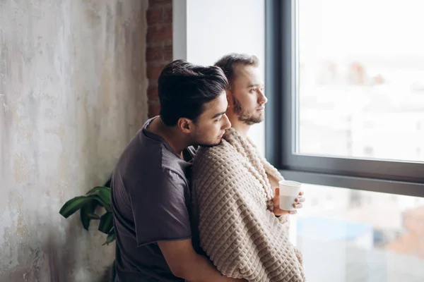 Twee knappe homoseksuele jongens terwijl staan in de buurt venster — Stockfoto