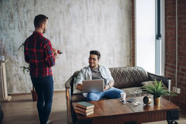 Romantische homo man presenteren bloemen aan zijn geliefde partner, Valentijnsdag — Stockfoto