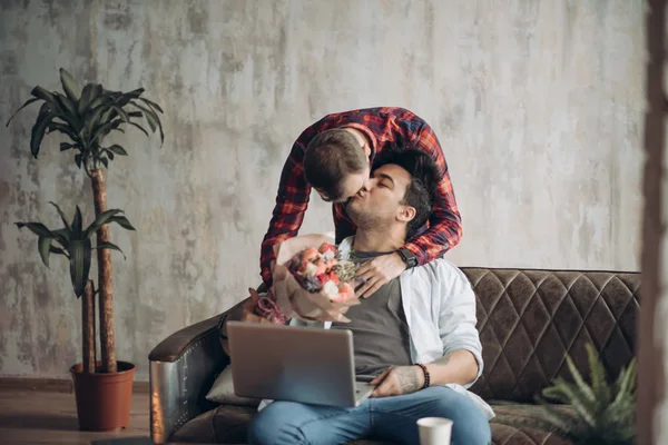 Homem homo romântico apresentando flores para seu amado parceiro, Dia dos Namorados — Fotografia de Stock