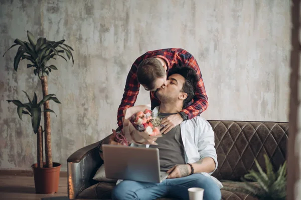 Homo hombre romántico presentando flores a su amado compañero, el Día de San Valentín — Foto de Stock